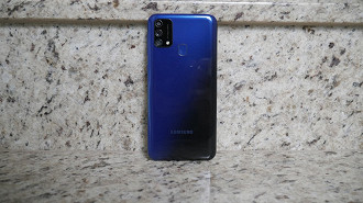 Além da dor preta, no site da Samsung você encontra apenas essa cor azul.