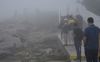 A neblina e os destroços tomaram conta do lugar após a explosão do foguete. (Imagem: Reuters, Gene Blevins / Reprodução)