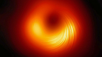 Buraco negro Messier 87 em polarização de imagem que identifica o seu campo magnético em ação. (Imagem: Reprodução / European Southern Observatory)