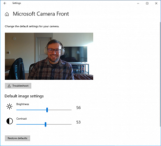 Você pode controlar brilho e contraste da câmera em configurações do sistema. (Imagem: Reprodução / Windows, Microsoft)