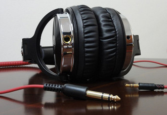 Conectores e plugues do headphone OneOdio Studio Pro 10. Fonte: Vitor Valeri