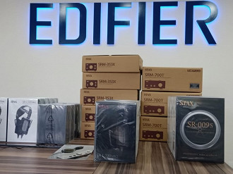 Headphones e amplificadores Stax na Edifier. Fonte: Edifier (Facebook)