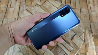 Realme 7 5G na cor azul traz o nome realme mais discreto.