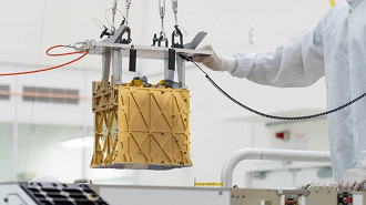Moxie sendo carregado no rover Perseverance; (Imagem: Nasa/JPL-Caltech)