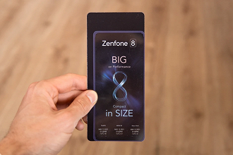 Convite de lançamento mostra o provável tamanho do Zenfone 8 Mini. (Imagem: Reprodução / Phone Arena)