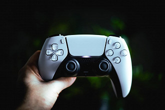 Controle do PS5. (Foto: Reprodução/Unsplash).