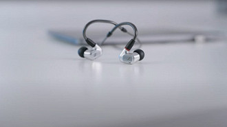 Fone de ouvido in-ear Sennheiser IE 900 sem ear tips (ponteiras, borrachinhas). Fonte: Joshua Valour (YouTube)