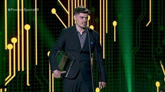 Netenho recebendo o prêmio de melhor streamer de 2018.