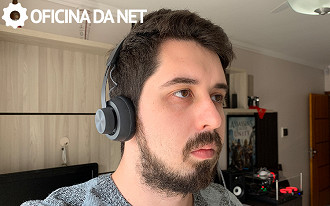 O design on-ear faz com que as earpads repousem em cima de suas orelhas