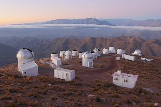 O telescópio está posicionado em um um ponto estratégico, com céu limpo e livre de interferências oculares. (Imagem: Favio Faifer/Reprodução)