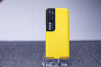 POCO M3 Pro 5G exibe um design moderno, mas segue com o amarelo chamativo. (Imagem: Reprodução / POCO)