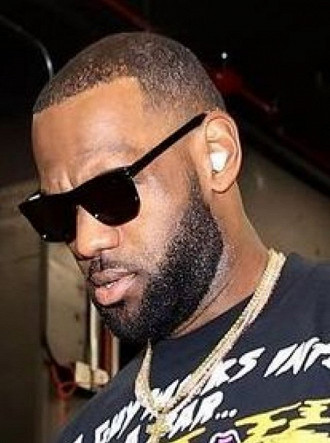 Jogador de basquete LeBron James com os fones de ouvido TWS Beats Studio Buds. Fonte: gsmarena