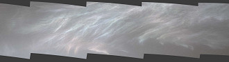 Capturada em 5 de março de 2021, as imagens mostram nuvens iridescentes, ou madrepérola. (Imagem: NASA/JPL-Caltech/MSSS)