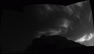 Imagens capturadas pelo mastro da sonda Curiosity em 28 de março de 2021 mostram nuvens logo após o pôr do sol,  durante o 3.072º dia marciano da missão (Foto: NASA / JPL-Caltech)