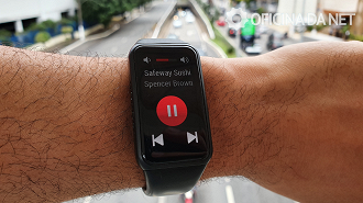 Diferente de outros smartwatches, ela exibe o nome da música que está sendo reproduzida no seu celular.