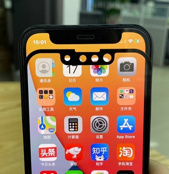 Uma das principais mudança no iPhone 13 é o entalhe frontal com tamanho reduzido. (Imagem: Reprodução / MacRumors)