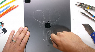 O iPad Pro 12,9 tem um comportamento normal quanto a riscos. (Imagem: Reprodução / JerryRigEverything)