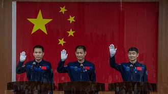 Tang Hongbo, Nie Haisheng e Liu Boming são os primeiros astronautas a se hospedarem na Tiangong-3. (Imagem: Kevin Frayer / Getty Images)