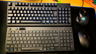 Diferença entre um teclado e mouse com iluminação e sem. À noite a visibilidade fica prejudicada