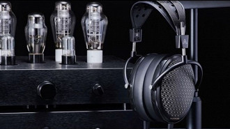 Headphone eletrostático Audeze CRBN e amplificador energizer da Woo Audio. Fonte: Woo Audio (Instagram)
