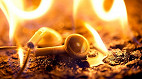 Fones de ouvido explodem e mata homem na Índia Fones de ouvido explodem e mata homem na Índia