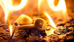 Fones de ouvido explodem e mata homem na Índia