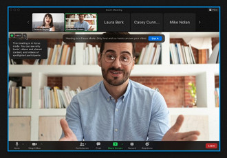 Tela do aplicativo Zoom com o modo de foco ativado, onde o professor está no centro da tela com sua imagem ampliada para dar destaque. Fonte: Zoom