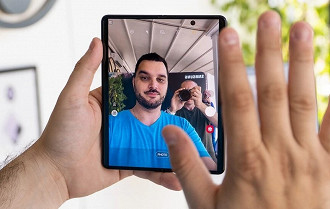O Galaxy Z Fold 3 5G não é um smartphone ideal para selfies. (Imagem: Reprodução / PhoneArena)