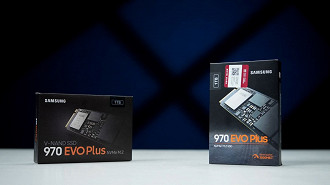 Diferenças na embalagem da variante velha (esquerda) e nova (direita) do SSD Samsung 970 Evo Plus. Fonte: æ½®çÅ½©å®¢ (YouTube)