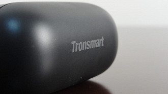 Case do fone in-ear Bluetooth TWS Tronsmart Apex. Fonte: Vitor Valeri
