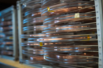 Carretel de fita supercondutora de alta temperatura usada na nova classe de ímã de fusão. O ímã construído e testado pelos pesquisadores da CFS e do MIT contém 267 km (166 mi) de fita. Fonte: Gretchen Ertl, CFS / MIT-PSFC, 2021 (site do MIT)