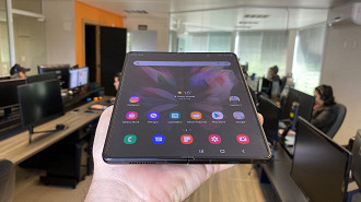 Quando aberto, o Galaxy Z Fold 3 possui o formato de um tablet. (Imagem: Oficina da Net)