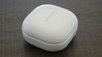 Case dos fones de ouvido in-ear Bluetooth TWS Samsung Galaxy Buds2. Fonte: Oficina da Net