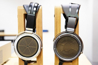 Headphones eletrostáticos Stax SR-009S (esquerda) e Stax SR-X9000 (direita). Fonte: phileweb