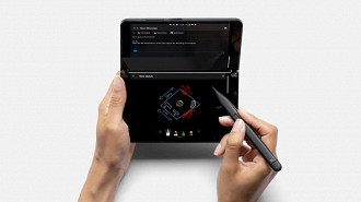 Surface Pen (vendida à parte) sendo utilizada no celular Microsoft Duo 2. Fonte: Microsoft Surface Pen (vendida à parte) sendo utilizada no celular Microsoft Duo 2. Fonte: Microsoft