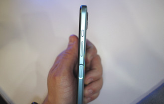 As laterais do Moto G50 5G tem superfícies chatas, dando ótima pegada ao produto