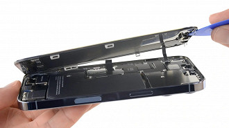 iPhone 13 sendo desmontado. Fonte: iFixit