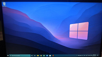 Bug na barra de tarefas do Windows 11 onde é exibido a barra de tarefas do Windows 10. Fonte: Reddit