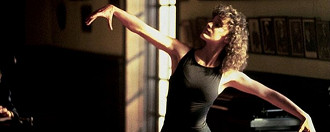 Para você dançar, tem o clássico ganhador do Oscar, Flashdance - Em Ritmo de Embalo.