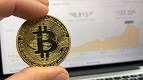 Bitcoin bate US$ 60 mil após seis meses em meio aos rumores de ETF