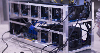 Muitas pessoas tem investido na construção de rigs para minerar criptomoedas em casa. (Crédito: MoneyTime/Reprodução)