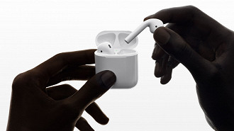 Fones de ouvido earbuds Bluetooth TWS Apple AirPods 2. Fonte: Apple
