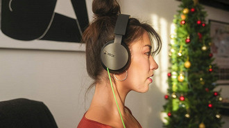 Imagem ilustrativa de headset ligado ao Xbox. Fonte: Microsoft