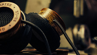Ear cup do fone de ouvido Grado RS1X com 3 madeiras diferentes. Fonte: Grado Labs