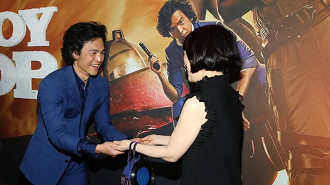 John Cho, ator responsável pela interpretação do protagonista Spike Spiegel, de Cowboy Bebop, cumprimentando Yoko Kanno, autora da trilha sonora da obra original. Fonte: Netflix