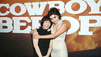 Daniella Pineda, atriz responsável pela interpretação da integrante do grupo de mercenários da nave espacial Cowboy, Faye Valetine, de Cowboy Bebop, cumprimentando Yoko Kanno, autora da trilha sonora da obra original. Fonte: Netflix