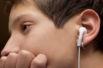 Imagem ilustrativa de uma pessoa ouvindo um fone do tipo earbud. Fonte: purchaseear