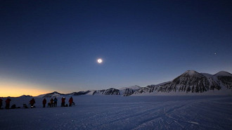 Fotos do segundo e último eclipse solar de 2021. Fonte: David Eicher (Twitter)