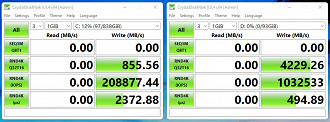 Desempenho de dois SSDs Samsung 980 Pro de 2TB no mesmo SO, sendo o da esquerda com o Windows 11 instalado. Fonte: PleasedPen25317  (fóruns de suporte da Microsoft)