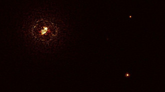 Representação das duas estrelas gêmas em torno do planeta gasoso super massivo. (Crédito: ESO/Janson et al/Reprodução)